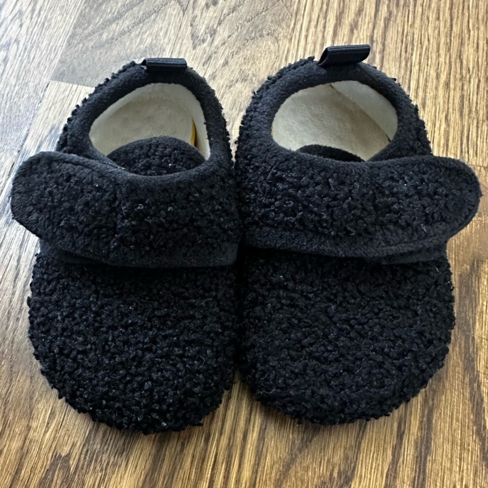 Cozy Black Toddler Slippers, size 6/7